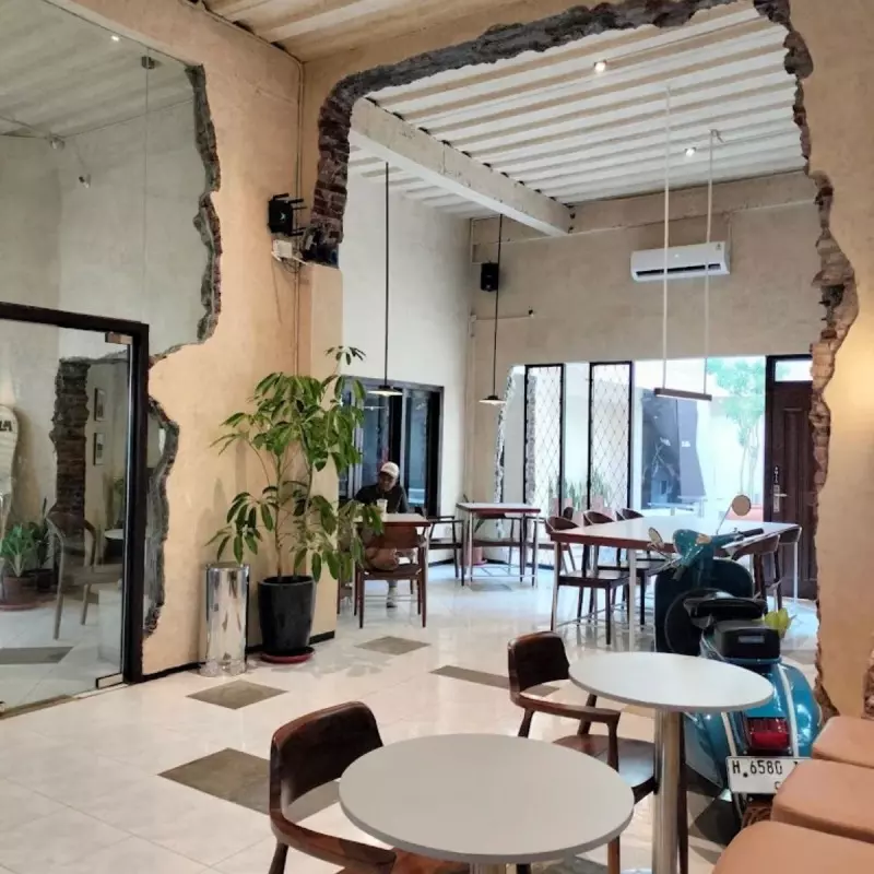 Daya Tarik Kalm Cafe Surabaya