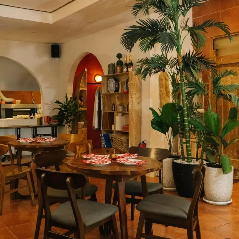 Suasana Hunk Over Pizzeria yang Kasual