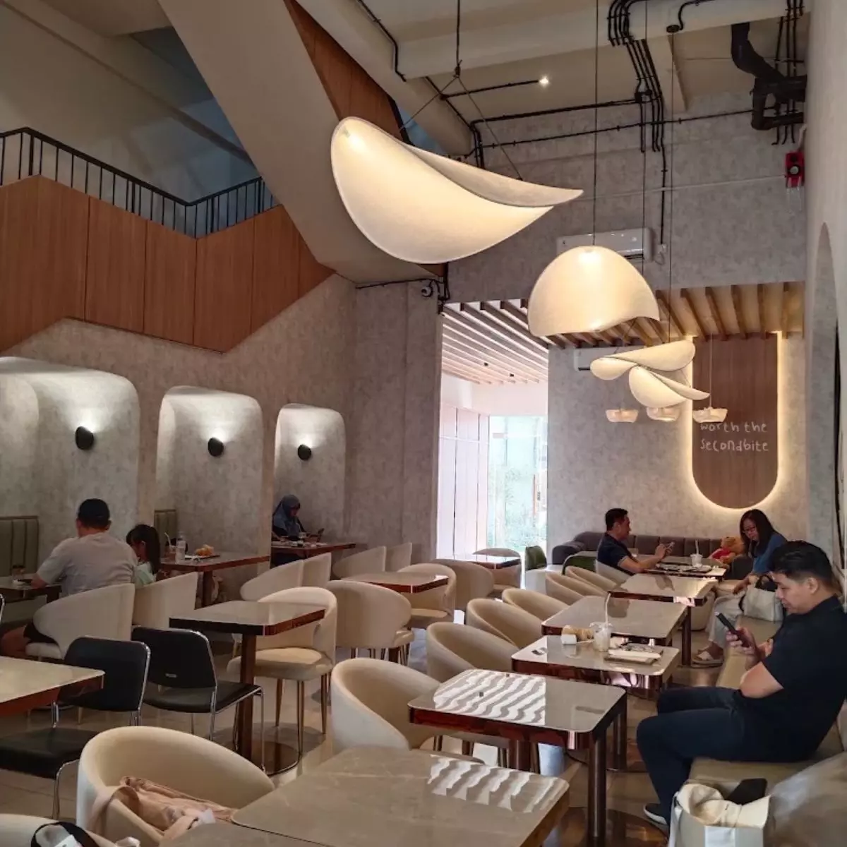 Alasan Secondbite Cafe Bisa Jadi Pilihan Tempat Nongkrong di Surabaya Barat